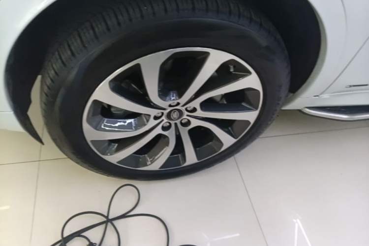 Used Land Rover Discovery Sport 2020 249 PS R-Dynamic Performance Edition Left Front Wheel Hub