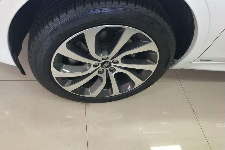 Used Land Rover Discovery Sport 2020 249 PS R-Dynamic Performance Edition Left Front Wheel Hub