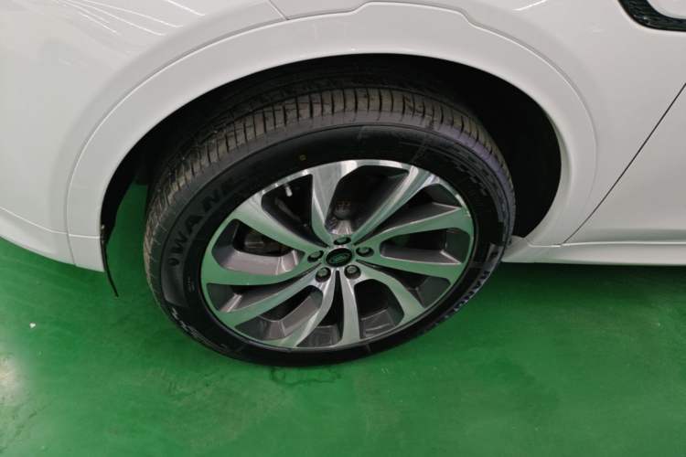 Used Land Rover Discovery Sport 2020 249 PS R-Dynamic Performance Edition Left Front Wheel Hub