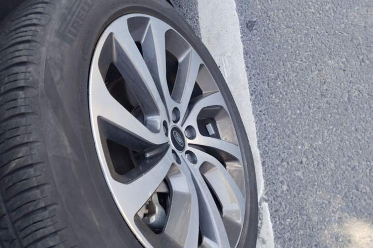 Used Land Rover Discovery Sport 2020 249 PS R-Dynamic Performance Tech Edition 7 Seats Left Front Wheel Hub