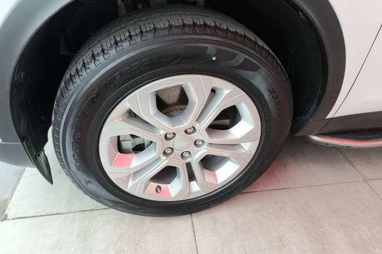 Used Land Rover Discovery Sport 2020 200 PS Family Edition Left Front Wheel Hub
