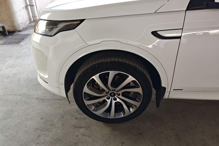 Used Land Rover Discovery Sport 2020 249 PS R-Dynamic Performance Tech Edition 7 Seats Left Front Wheel Hub