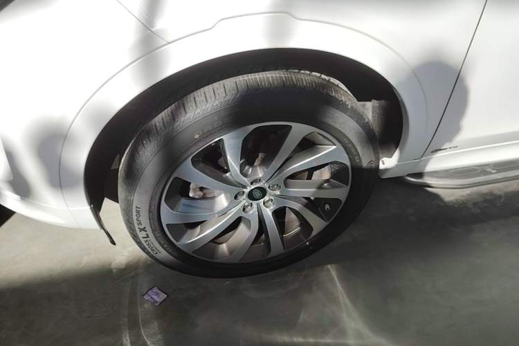 Used Land Rover Discovery Sport 2020 249 PS R-Dynamic Performance Edition Left Front Wheel Hub