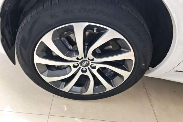 Used Land Rover Discovery Sport 2020 249 PS R-Dynamic Performance Edition Left Front Wheel Hub