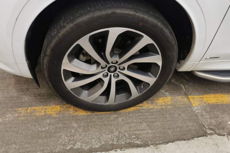 Used Land Rover Discovery Sport 2020 249 PS R-Dynamic Performance Edition Left Front Wheel Hub