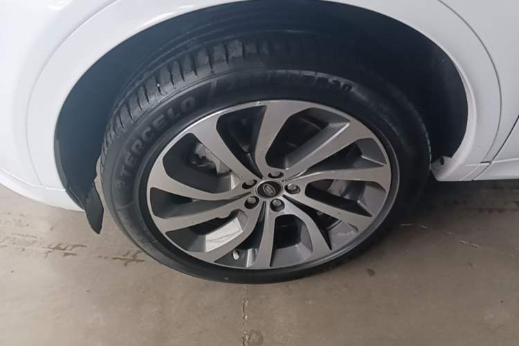 Used Land Rover Discovery Sport 2020 249 PS R-Dynamic Performance Edition Left Front Wheel Hub