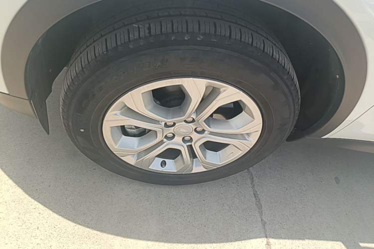 Used Land Rover Discovery Sport 2020 200 PS Family Edition Left Front Wheel Hub