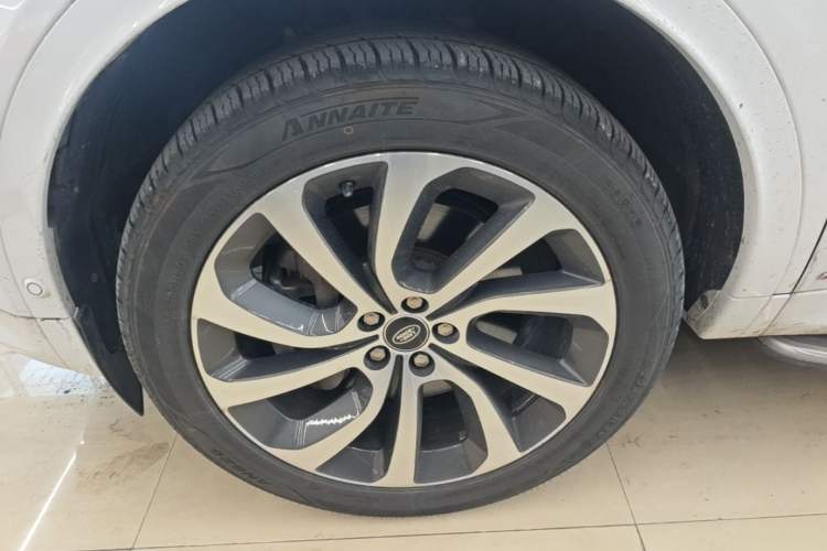 Used Land Rover Discovery Sport 2020 249 PS R-Dynamic Performance Tech Edition 7 Seats Left Front Wheel Hub