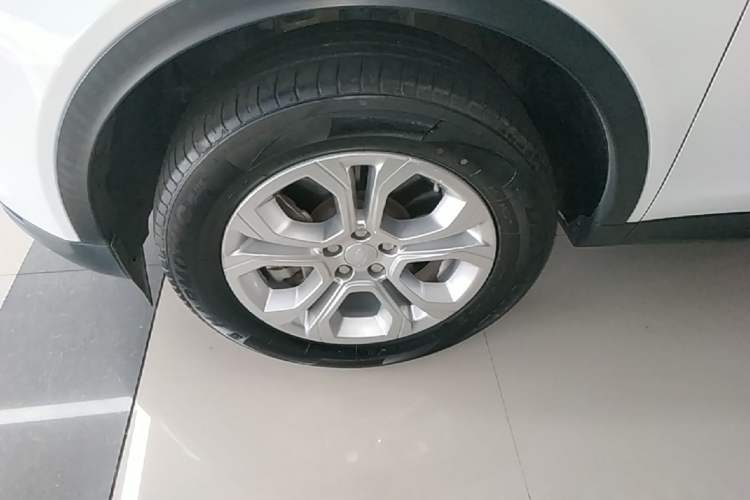 Used Land Rover Discovery Sport 2020 200 PS Family Edition Left Front Wheel Hub