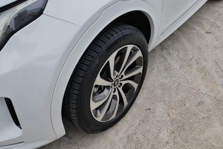 Used Land Rover Discovery Sport 2020 249 PS R-Dynamic Performance Edition Left Front Wheel Hub