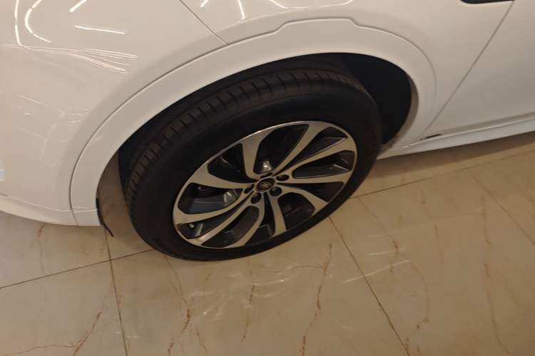 Used Land Rover Discovery Sport 2020 249 PS R-Dynamic Performance Edition Left Front Wheel Hub
