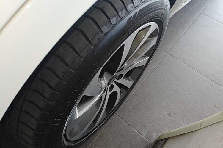 Used Land Rover Discovery Sport 2020 249 PS R-Dynamic Performance Tech Edition 7 Seats Left Front Wheel Hub