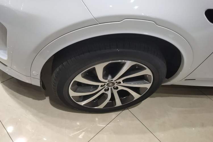 Used Land Rover Discovery Sport 2020 249 PS R-Dynamic Luxury Custom Edition Left Front Wheel Hub