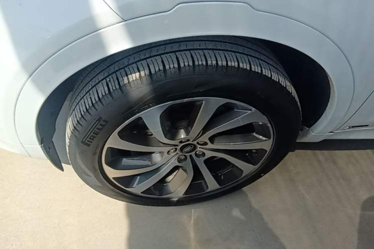 Used Land Rover Discovery Sport 2020 249 PS R-Dynamic Performance Edition Left Front Wheel Hub