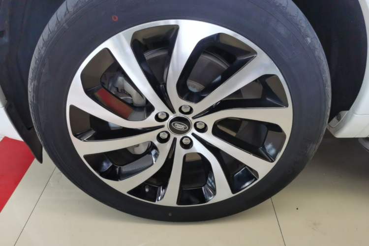 Used Land Rover Discovery Sport 2020 249 PS R-Dynamic Performance Edition Left Front Wheel Hub