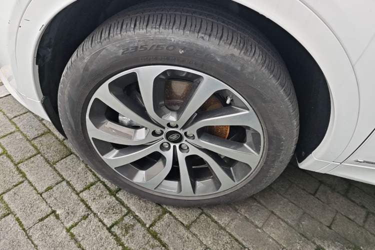 Used Land Rover Discovery Sport 2020 249 PS R-Dynamic Performance Edition Left Front Wheel Hub