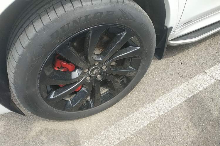 Used Land Rover Discovery Sport 2020 249 PS R-Dynamic Performance Edition Left Front Wheel Hub