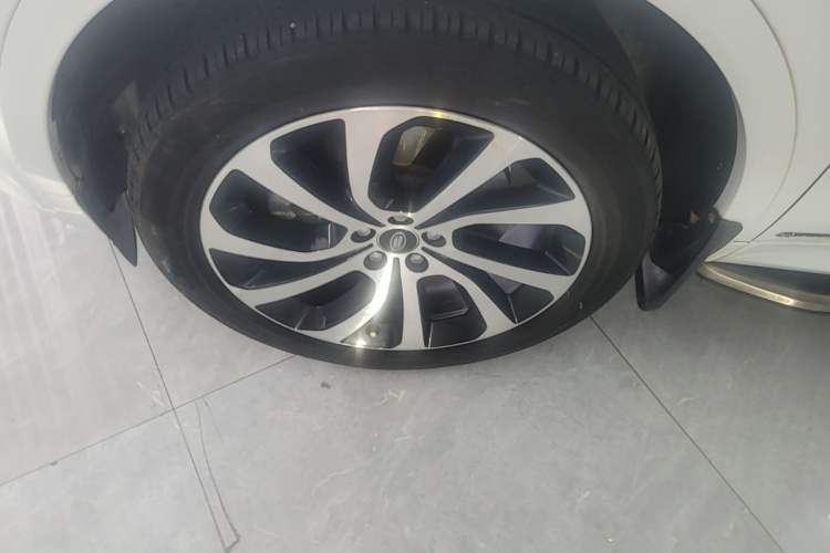 Used Land Rover Discovery Sport 2020 249 PS R-Dynamic Performance Edition Left Front Wheel Hub