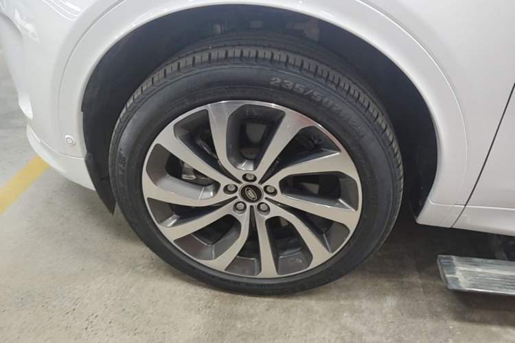 Used Land Rover Discovery Sport 2020 249 PS R-Dynamic Performance Tech Edition 7 Seats Left Front Wheel Hub