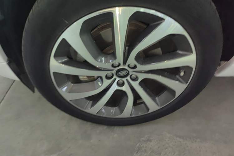 Used Land Rover Discovery Sport 2020 249 PS R-Dynamic Performance Tech Edition 7 Seats Left Front Wheel Hub