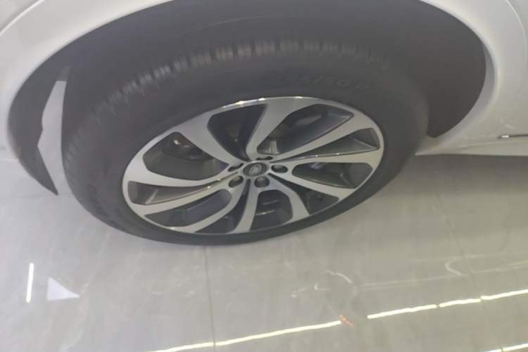 Used Land Rover Discovery Sport 2020 249 PS R-Dynamic Performance Tech Edition 5 Seats Left Front Wheel Hub