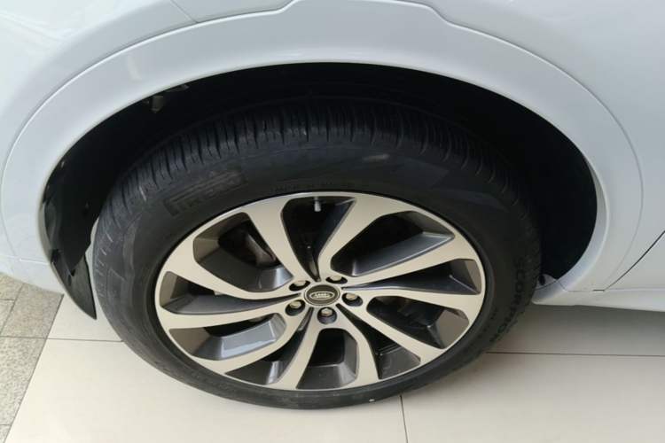 Used Land Rover Discovery Sport 2020 249 PS R-Dynamic Performance Edition Left Front Wheel Hub