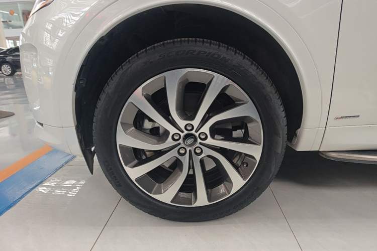 Used Land Rover Discovery Sport 2020 249 PS R-Dynamic Performance Edition Left Front Wheel Hub