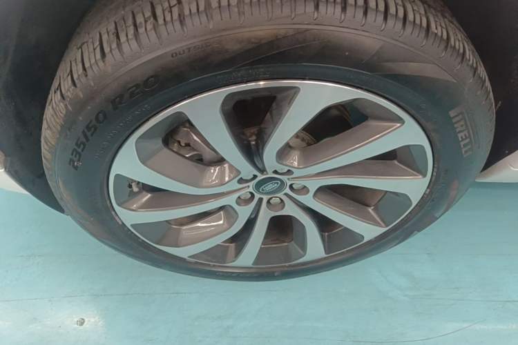 Used Land Rover Discovery Sport 2020 249 PS R-Dynamic Performance Edition Left Front Wheel Hub