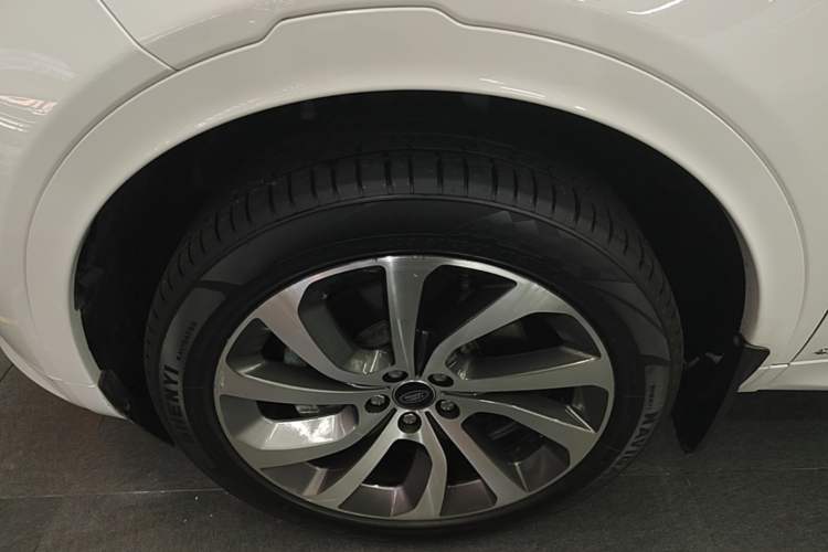 Used Land Rover Discovery Sport 2020 249 PS R-Dynamic Performance Edition Left Front Wheel Hub