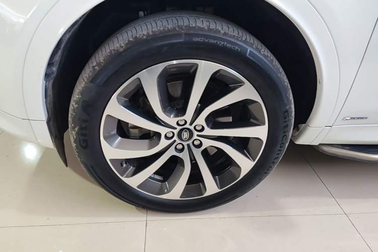 Used Land Rover Discovery Sport 2020 249 PS R-Dynamic Performance Edition Left Front Wheel Hub