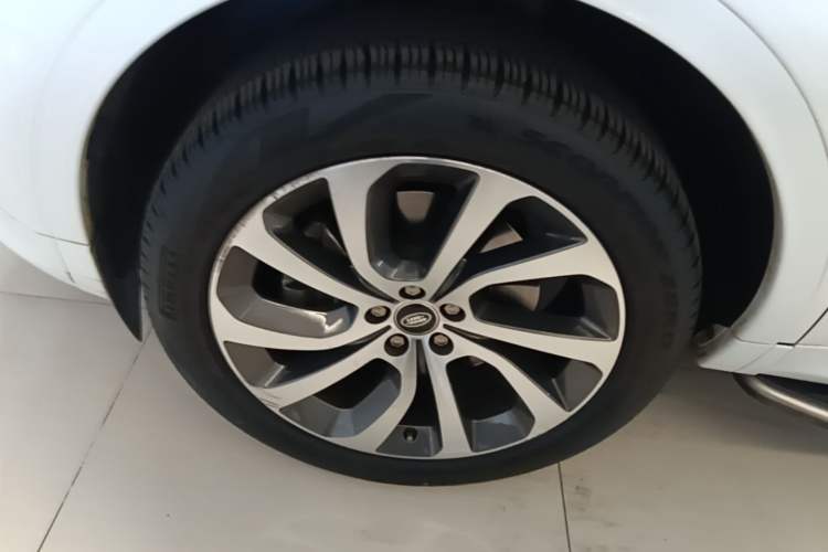 Used Land Rover Discovery Sport 2020 249 PS R-Dynamic Performance Edition Left Front Wheel Hub