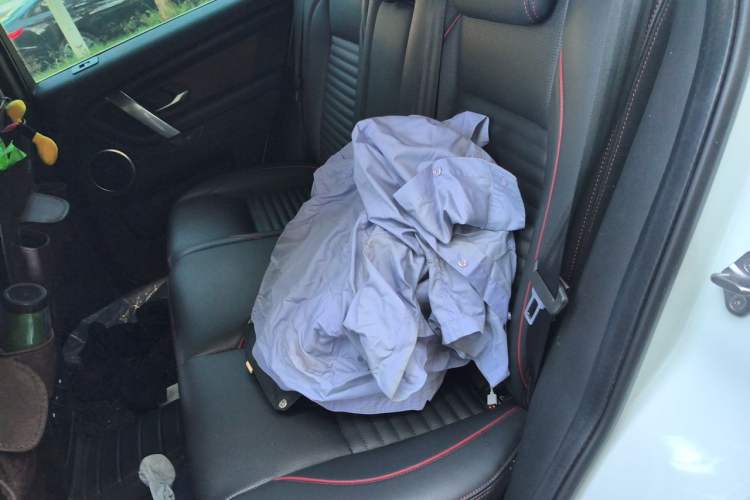 Used Land Rover Discovery Sport 2020 249 PS R-Dynamic Performance Edition Left Rear Seat