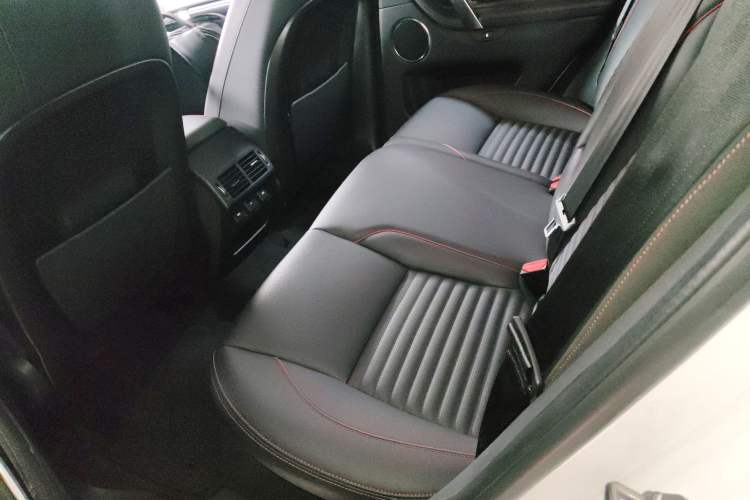 Used Land Rover Discovery Sport 2020 249 PS R-Dynamic Performance Edition Left Rear Seat