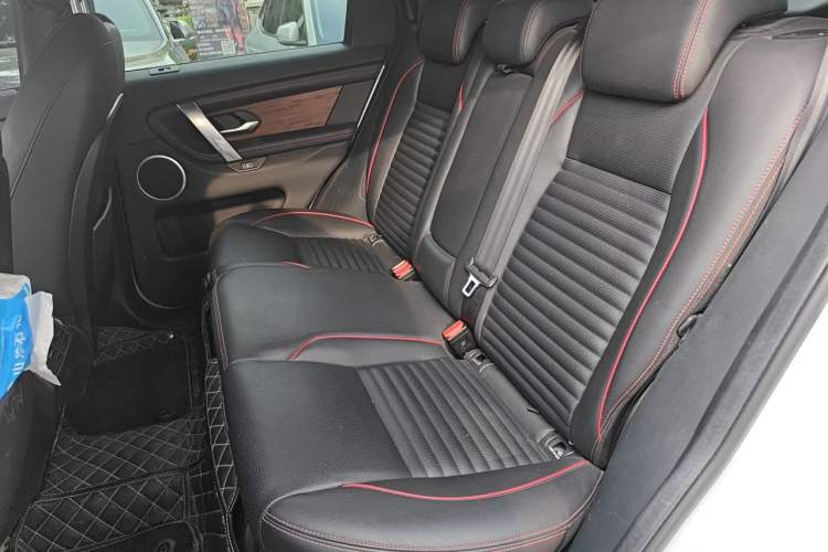 Used Land Rover Discovery Sport 2020 249 PS R-Dynamic Performance Edition Left Rear Seat