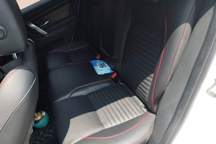 Used Land Rover Discovery Sport 2020 249 PS R-Dynamic Performance Edition Left Rear Seat