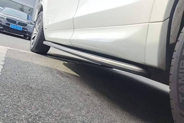 Used Land Rover Discovery Sport 2020 249 PS R-Dynamic Performance Tech Edition 5 Seats Left Side Sill