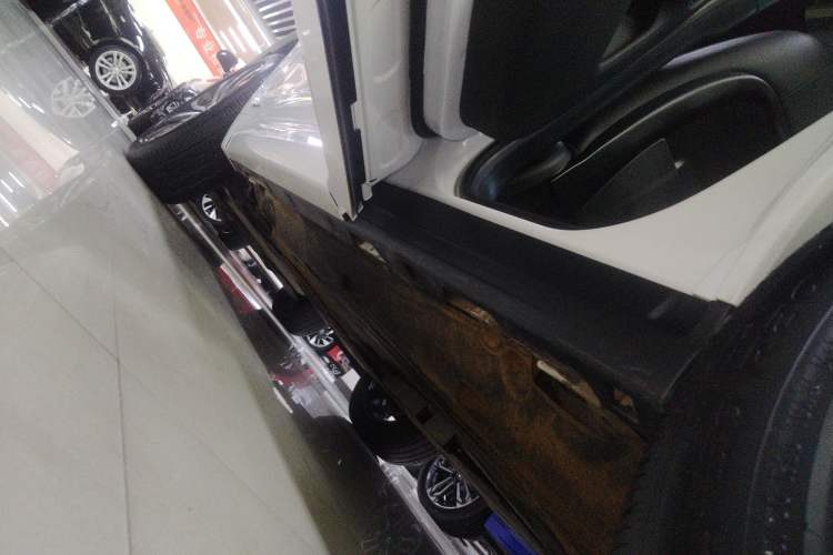 Used Land Rover Discovery Sport 2020 249 PS R-Dynamic Performance Edition Left Side Sill