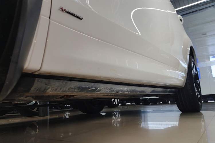 Used Land Rover Discovery Sport 2020 249 PS R-Dynamic Performance Edition Left Side Sill