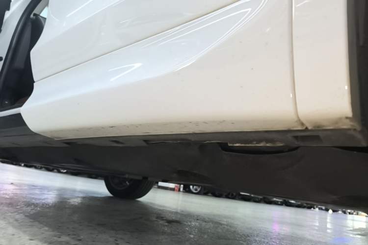 Used Land Rover Discovery Sport 2020 249 PS R-Dynamic Performance Edition Left Side Sill