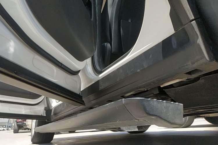 Used Land Rover Discovery Sport 2020 200 PS Family Edition Left Side Sill