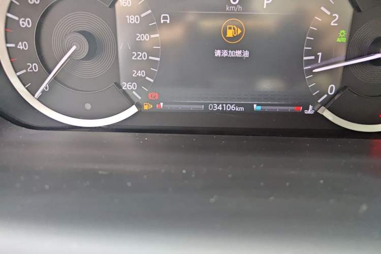 Used Land Rover Discovery Sport 2020 200 PS Family Edition Odometer Close Up
