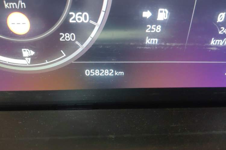 Used Land Rover Discovery Sport 2020 249 PS R-Dynamic Performance Edition Odometer Close Up