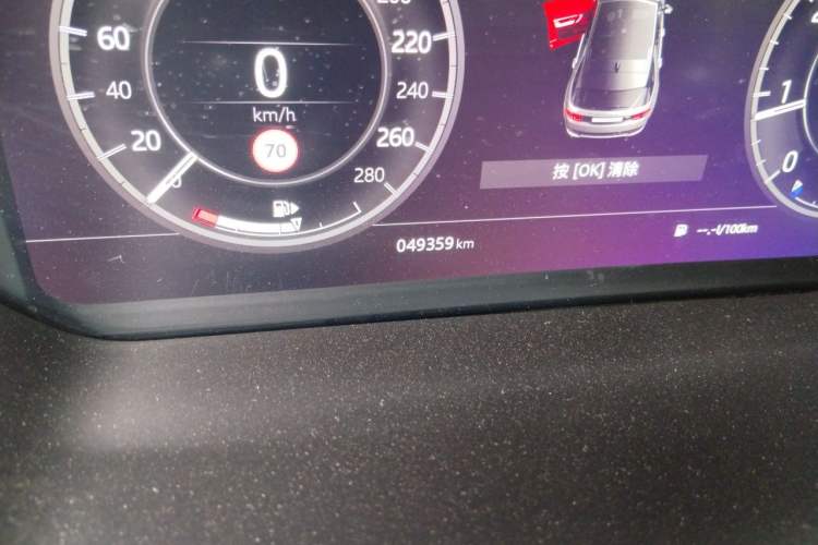 Used Land Rover Discovery Sport 2020 249 PS R-Dynamic Performance Edition Odometer Close Up