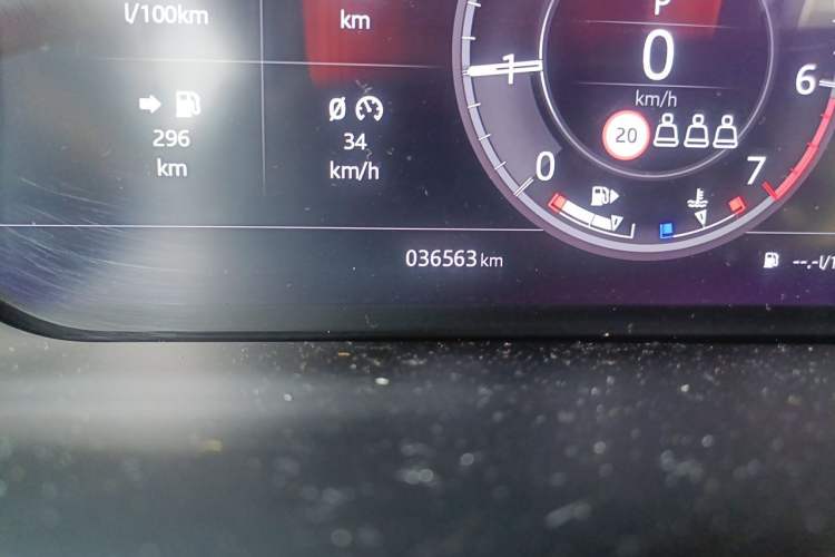 Used Land Rover Discovery Sport 2020 249 PS R-Dynamic Performance Tech Edition 5 Seats Odometer Close Up