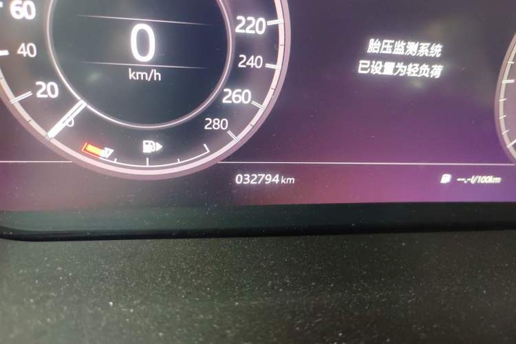 Used Land Rover Discovery Sport 2020 249 PS R-Dynamic Performance Edition Odometer Close Up