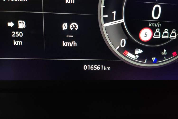 Used Land Rover Discovery Sport 2020 249 PS R-Dynamic Performance Edition Odometer Close Up