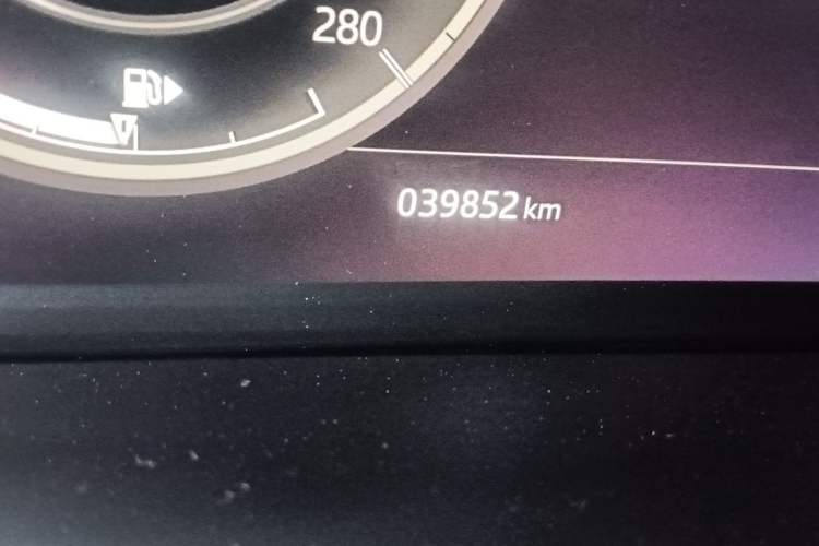 Used Land Rover Discovery Sport 2020 249 PS R-Dynamic Performance Edition Odometer Close Up