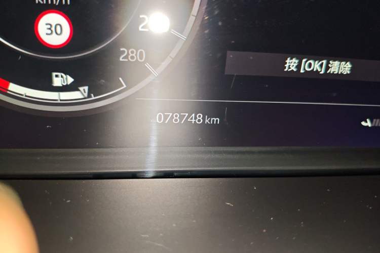 Used Land Rover Discovery Sport 2020 249 PS R-Dynamic Performance Edition Odometer Close Up