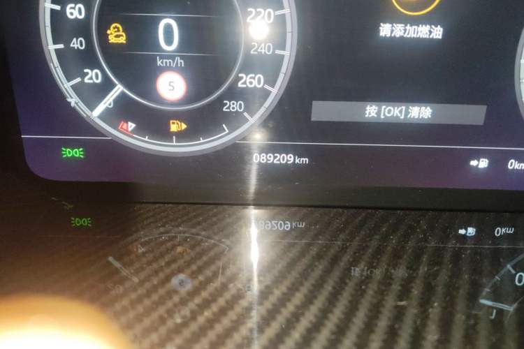 Used Land Rover Discovery Sport 2020 249 PS R-Dynamic Luxury Custom Edition Odometer Close Up