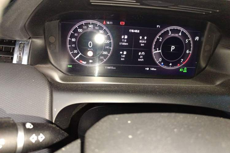 Used Land Rover Discovery Sport 2020 249 PS R-Dynamic Performance Tech Edition 7 Seats Odometer Close Up